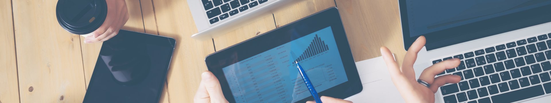 Generische Büro Szene Generisches Büro, mehrere Hände die über einen Tisch greifen Laptops und Tablets auf dem tisch